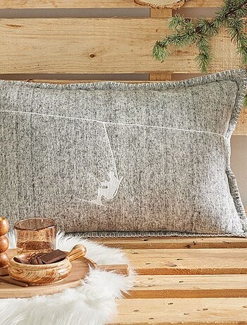 Coussin déhoussable rectangulaire brodé en flanelle HORS PISTE