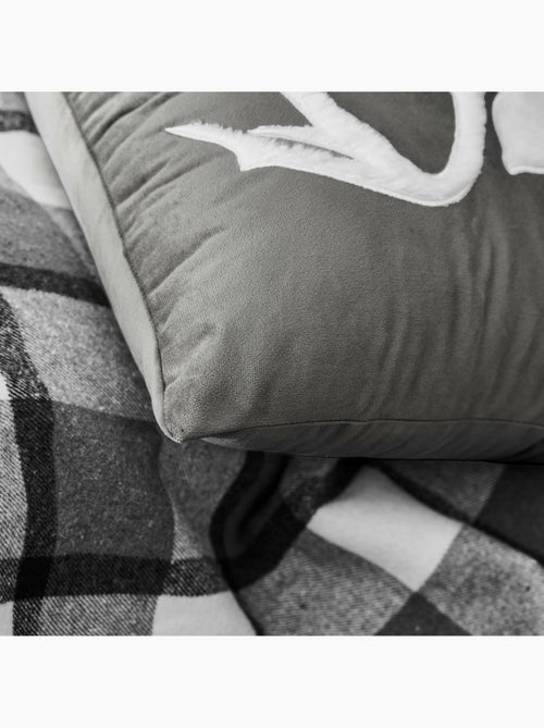 Coussin déhoussable – Velours uni & imitation fourrure – VIK - Kiabi Coussin déhoussable – Velours uni & imitation fourrure – VIK - Kiabi