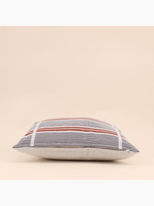 Coussin déperlant et anti uv rayures terracotta, noir 40x40cm - Kiabi Coussin déperlant et anti uv rayures terracotta, noir 40x40cm - Kiabi