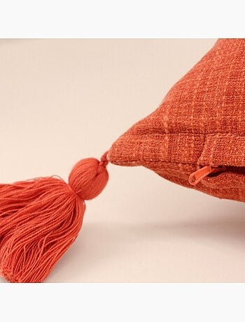 Coussin déperlant tissé orange avec pompons 45x45cm