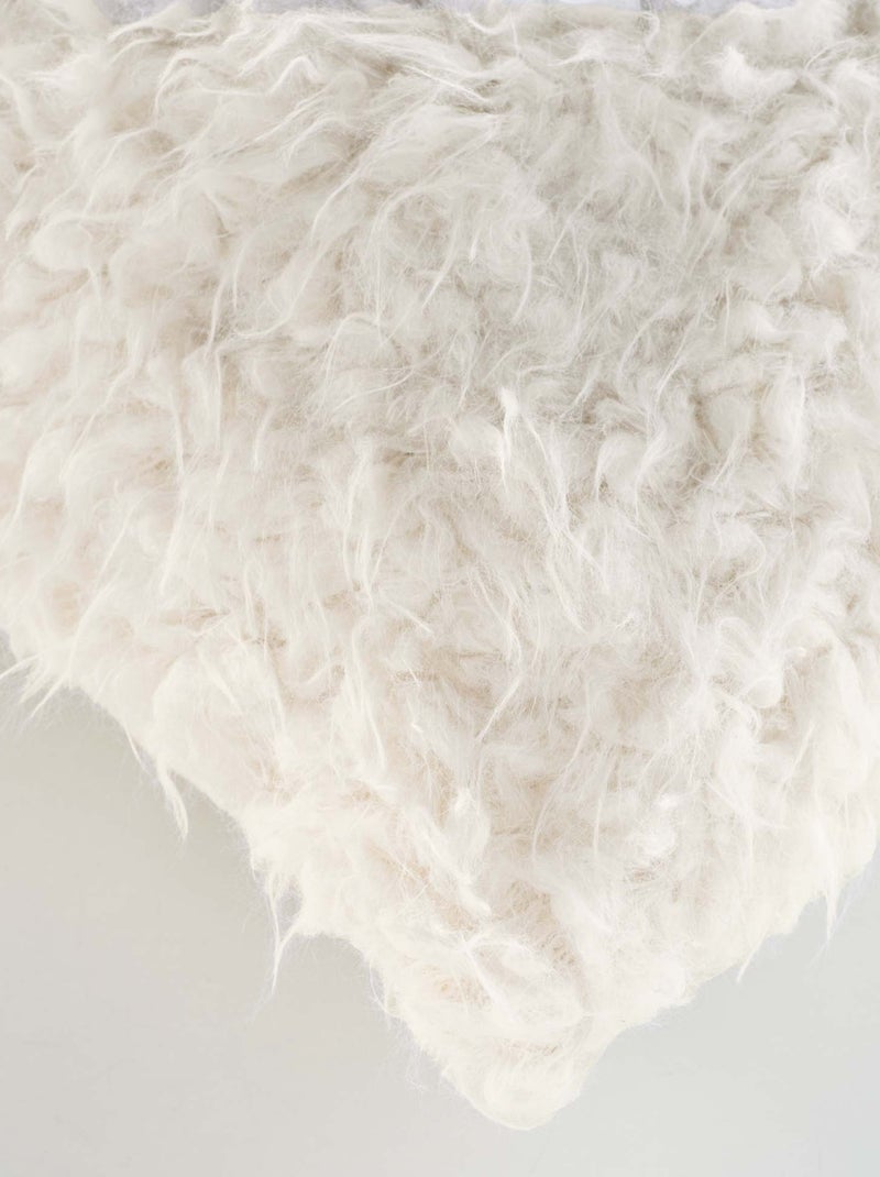 Coussin doux en imitation fourrure avec housse amovible Beige coquille - Kiabi