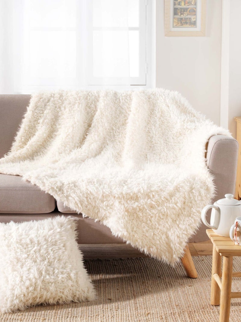 Coussin doux en imitation fourrure avec housse amovible Beige coquille - Kiabi