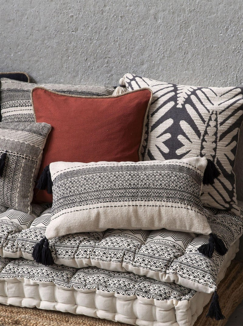 Coussin en coton imprimé avec pompons AFRICA 'Deko&co' Blanc Noir Gris - Kiabi