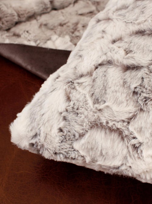 Coussin en imitation fourrure - Kiabi