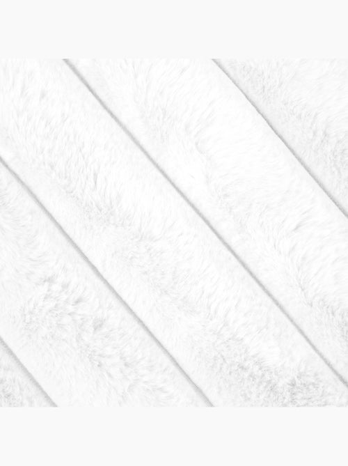 Coussin en imitation fourrure ultra douce à bandes - Kiabi