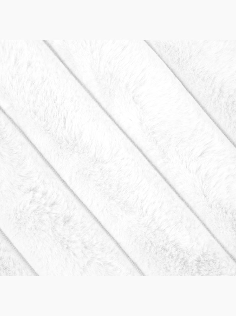 Coussin en imitation fourrure ultra douce à bandes Blanc - Kiabi