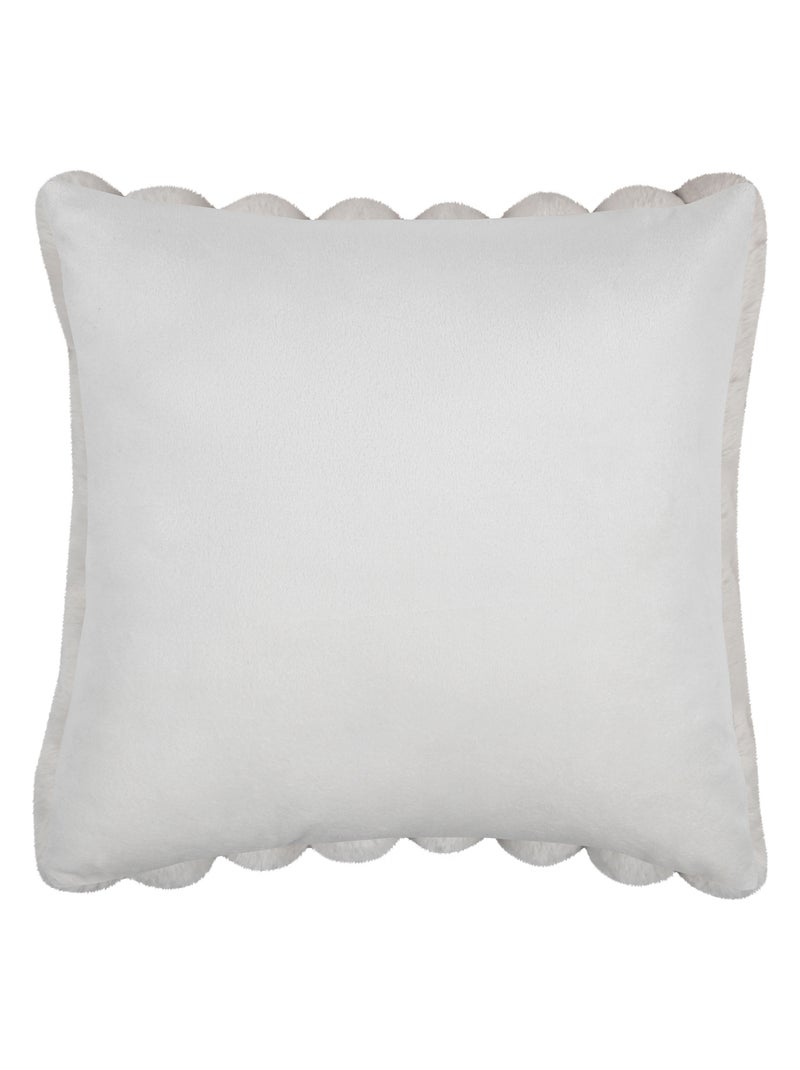Coussin en imitation fourrure ultra douce à bandes Ecru - Kiabi