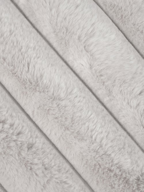 Coussin en imitation fourrure ultra douce à bandes - Kiabi