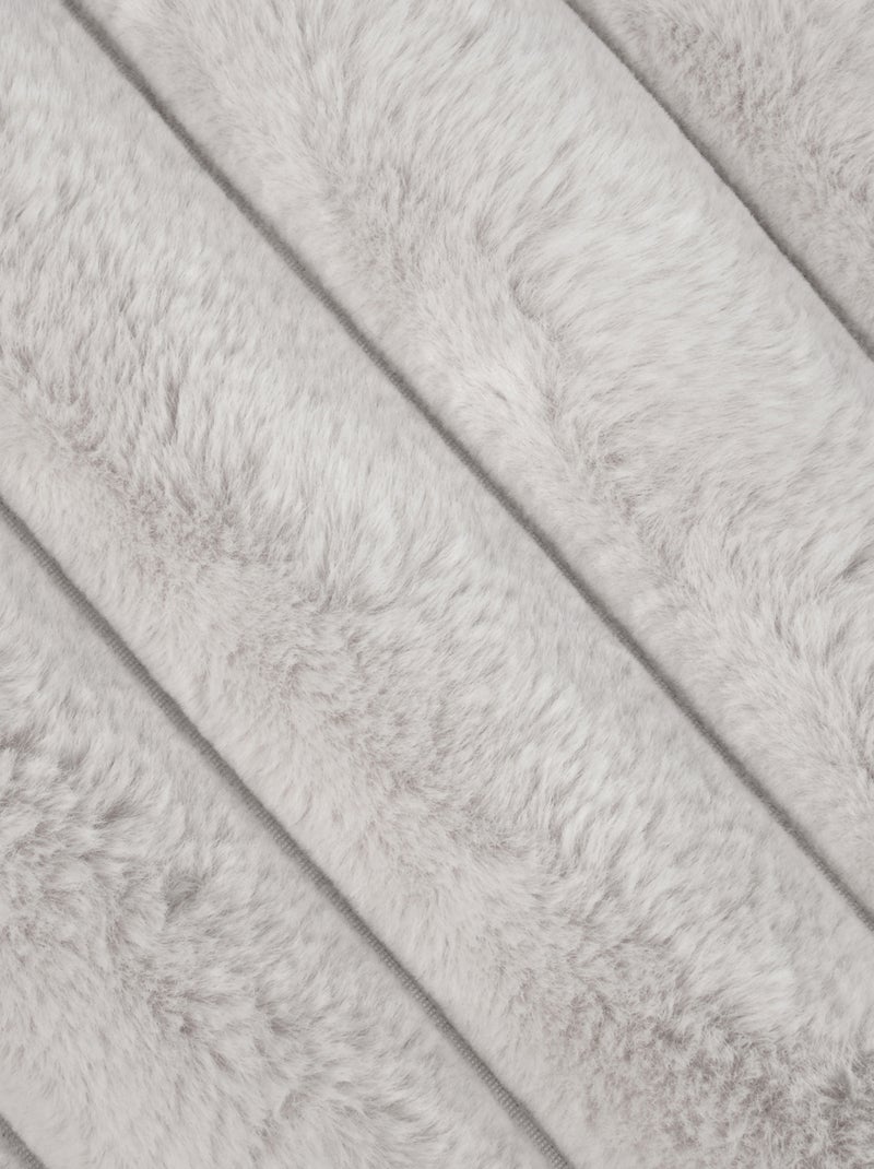 Coussin en imitation fourrure ultra douce à bandes Ecru - Kiabi