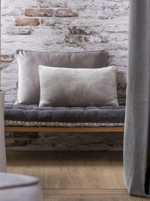 Coussin en velours avec contour perlé 'Deko&co' - Kiabi
