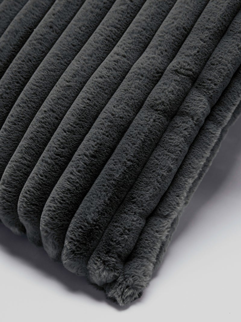 Coussin fausse fourrure côtelé ALBA 50x70 gris anthracite - Kiabi