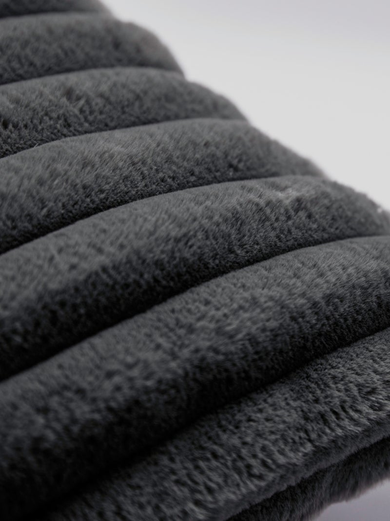 Coussin fausse fourrure côtelé ALBA 50x70 gris anthracite - Kiabi