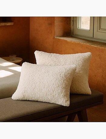 Coussin fausse fourure blanche 40x60cm