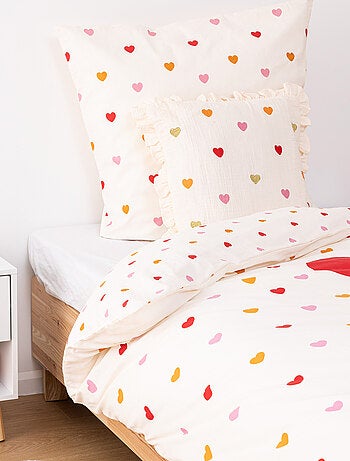 Coussin gaze de coton volants et coeurs brodés