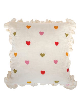 Coussin gaze de coton volants et coeurs brodés