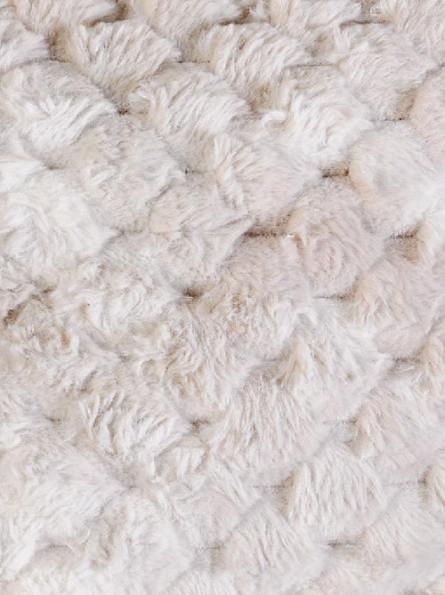 Coussin Imitation Fourrure avec Relief Géométrique - Kiabi