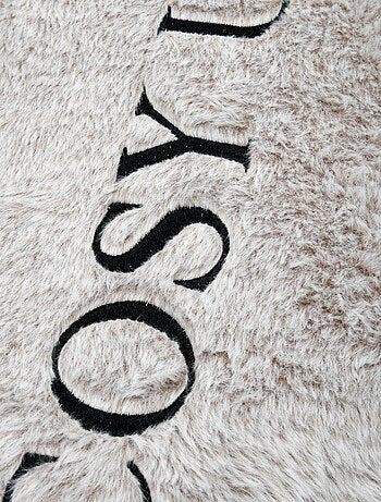 Coussin imitation fourrure brodé "Cosy up