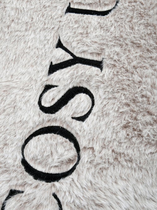 Coussin imitation fourrure brodé "Cosy up" - Kiabi
