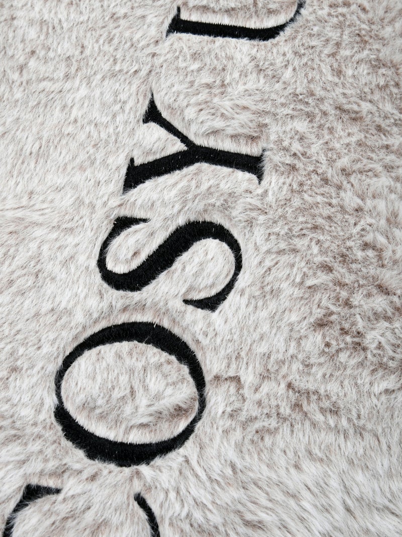 Coussin imitation fourrure brodé "Cosy up" Gris - Kiabi
