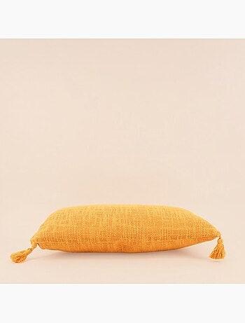 Coussin orange avec pompons 30x50cm