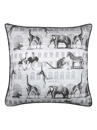 Coussin passepoilé au style décalé