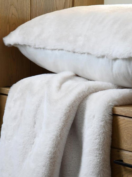 Coussin rectangulaire en fausse fourrure ultra moelleux - Kiabi