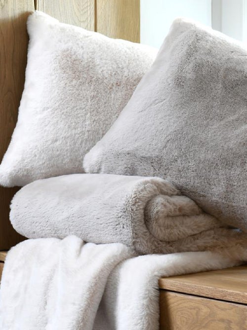 Coussin rectangulaire en fausse fourrure ultra moelleux - Kiabi