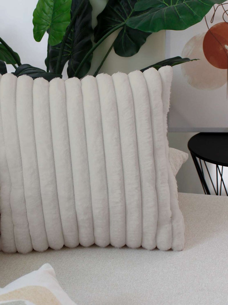 Coussin SELA imitiation fourrure Beige - Kiabi