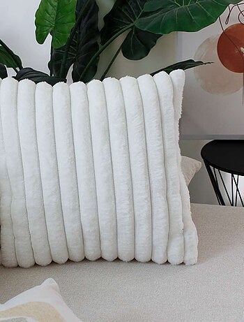 Coussin SELA imitiation fourrure