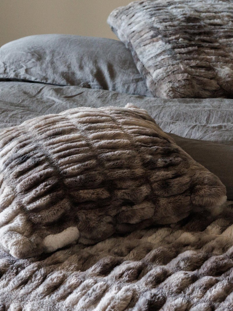 Coussin ZIBELINE en fausse fourrure sur les deux faces Beige argile - Kiabi