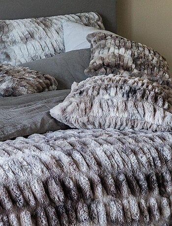 Coussin ZIBELINE en fausse fourrure sur les deux faces