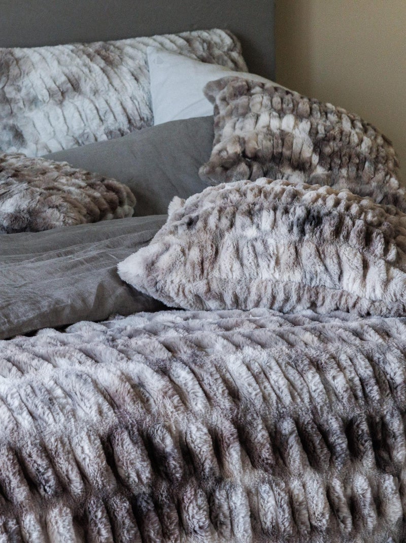 Coussin ZIBELINE en fausse fourrure sur les deux faces Violet prune - Kiabi