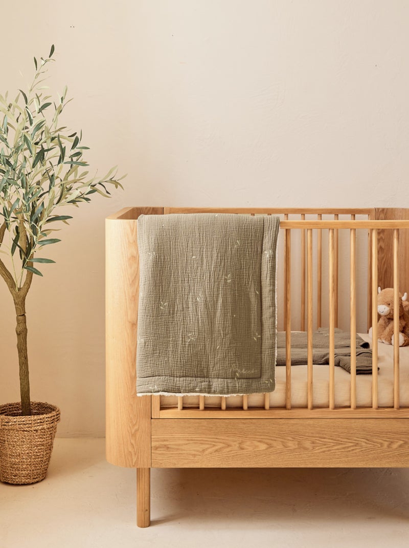 Couverture brodée kaki 100x140 cm en gaze de coton bio Noukie's Vert - Kiabi