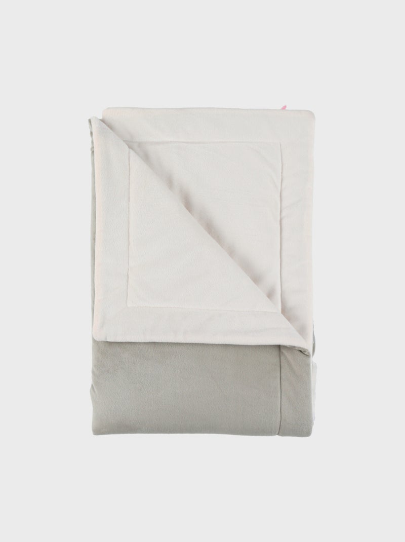 Couverture brodée kaki 100x140 cm en Veloudoux® Noukie's Vert - Kiabi