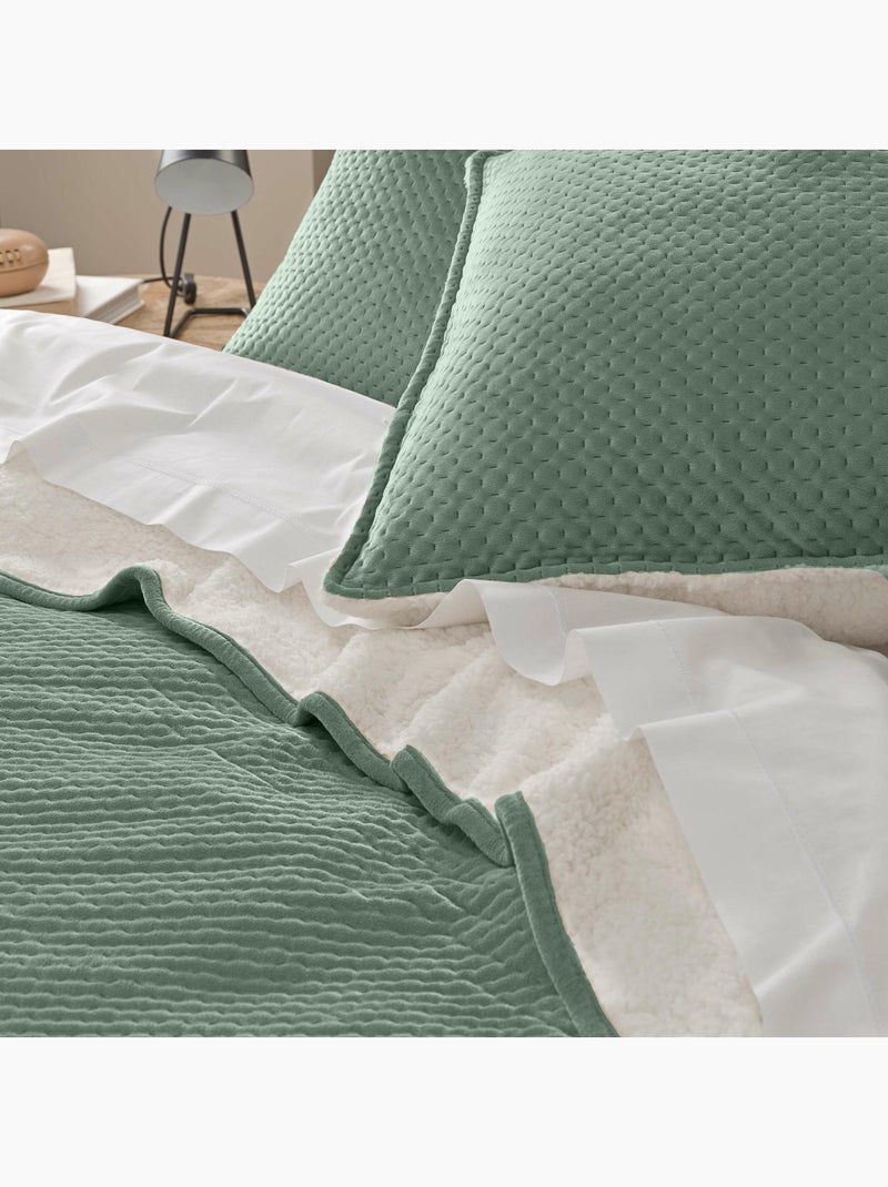 Couvre-lit + 2 taies 60 x 60 cm – Velours Relief & Sherpa – Modèle Mylène Vert cèdre - Kiabi