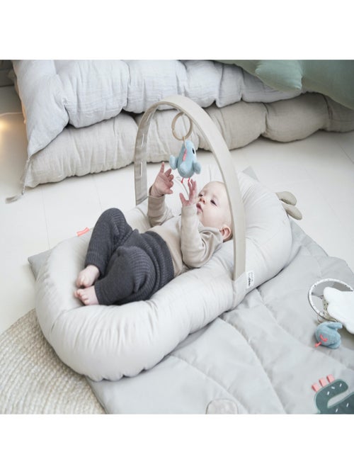 Cozy lounger avec arche d'activité Raffi en coton biologique - Kiabi