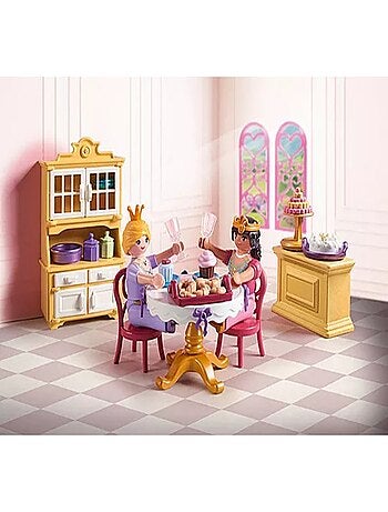 Cuisine royale avec pâtisseries et ustensiles