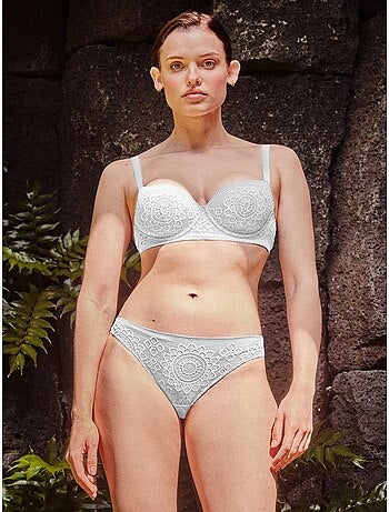 Culotte classique en dentelle