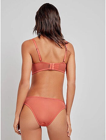 Culotte classique ornée de détails en dentelle