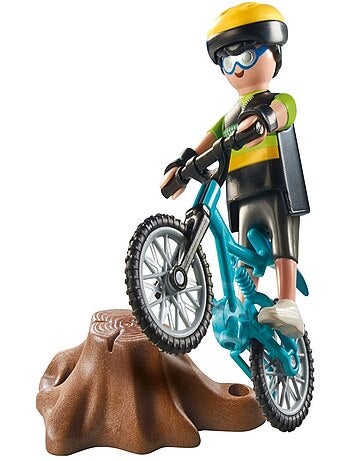 Cycliste avec vélo tout terrain et souche d'arbre