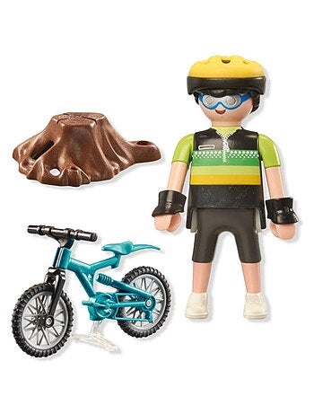 Cycliste avec vélo tout terrain et souche d'arbre