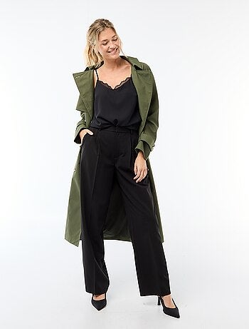 Débardeur avec fines bretelles réglables et col en dentelle