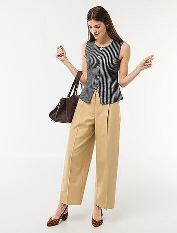 Débardeur avec ouverture par boutons dorés martelés