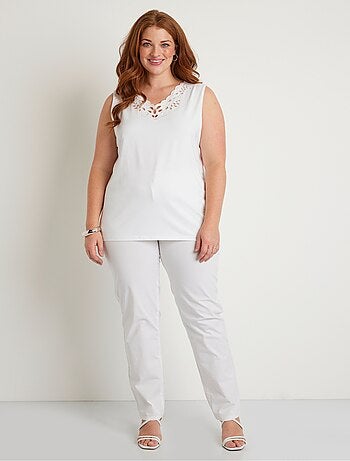 Débardeur col V ajouré brodé