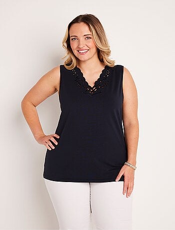 Débardeur col V ajouré brodé