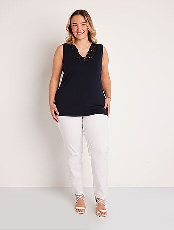 Débardeur col V ajouré brodé