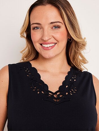 Débardeur col V ajouré brodé