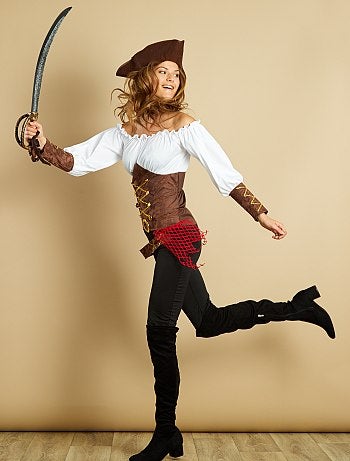 Product Partez à l'abordage dans vos soirées costumées avec ce déguisement de pirate ! - Déguisement de pirate 3 pièces - Combinaison en polyester - Ouverture zippée au dos - Manches longues - Encolure élastiquée - Épaules dénudées - Détails dorés - Boutons fantaisie devant - Empiècement en filet à la ceinture - Ceinture en suédine à scratch - Chapeau tricorne. - Sabre TW946 vendu séparément sous réserve de disponibilité.Habillement Déguisements / Femme / Déguisement femme / Pirate Standard KIABI
