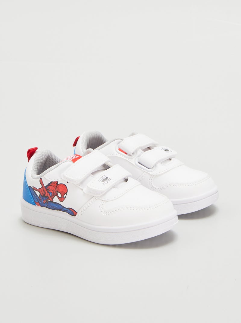 Des baskets à scratchs 'Spider-Man' blanc - Kiabi