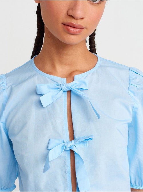 DILVIN Blouse Courte Femme Avec Détail Nœud - Kiabi DILVIN Blouse Courte Femme Avec Détail Nœud - Kiabi
